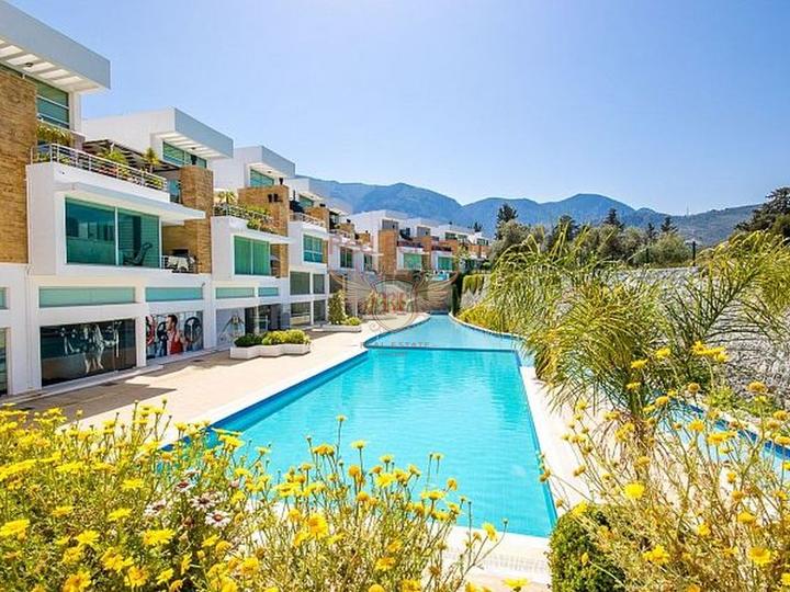 Kyrenia / Kyrenia
Duplex 6-room apartment 260 m² in a complex 10 minutes from the sea.