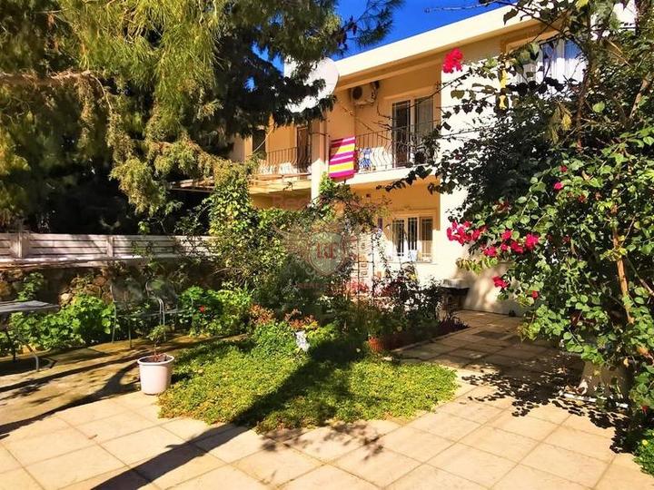 4-room townhouse of 160 m² with balconies and a private plot of land of 300 m², 1 km from the sea.